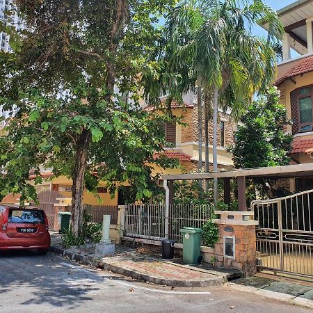 Appartamento Eden Cosy Living Batu Ferringhi Esterno foto