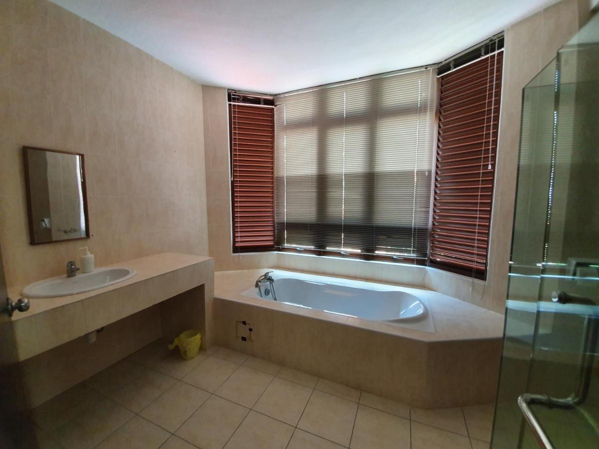 Appartamento Eden Cosy Living Batu Ferringhi Esterno foto