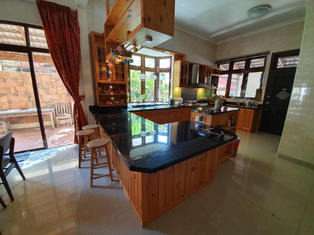Appartamento Eden Cosy Living Batu Ferringhi Esterno foto