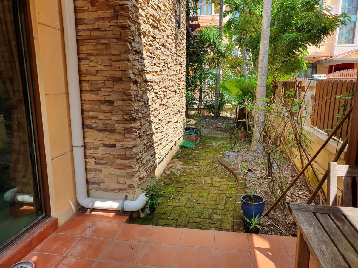 Appartamento Eden Cosy Living Batu Ferringhi Esterno foto