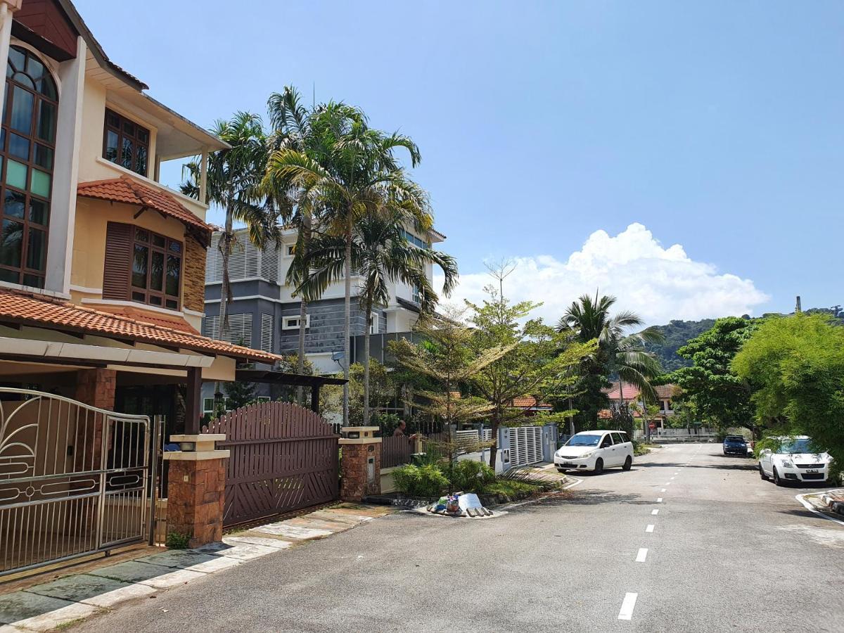 Appartamento Eden Cosy Living Batu Ferringhi Esterno foto